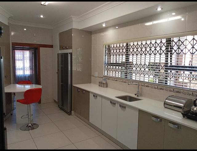 5 BEDROOM HOUSE FOR SALE IN SIGNAL HILL